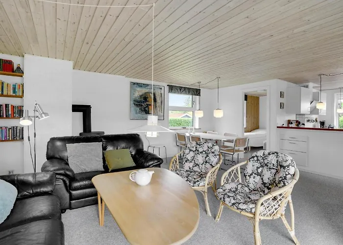 Holiday home 3 Bedroom Pet Friendly In *